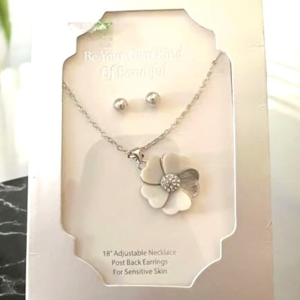 Silver Chain Necklace with White & Silver Flower Pendant w Earrings Set  -New